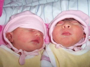 Rabea und Raphaela, Baby mit Anenzephalie